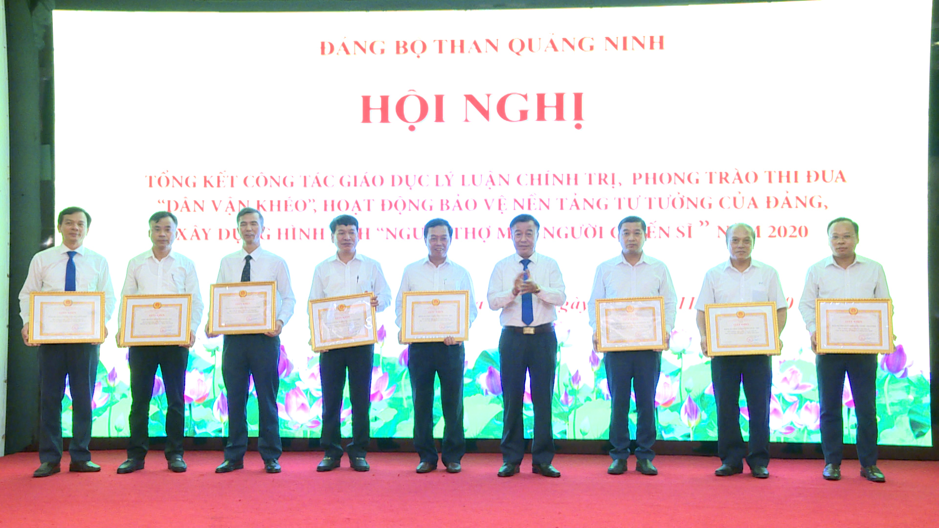 Đảng ủy Than Quảng Ninh khen thưởng các tập thể đạt thành tích xuất sắc trong hoạt động bảo vệ nền tảng tư tưởng của Đảng năm 2020 c ạ