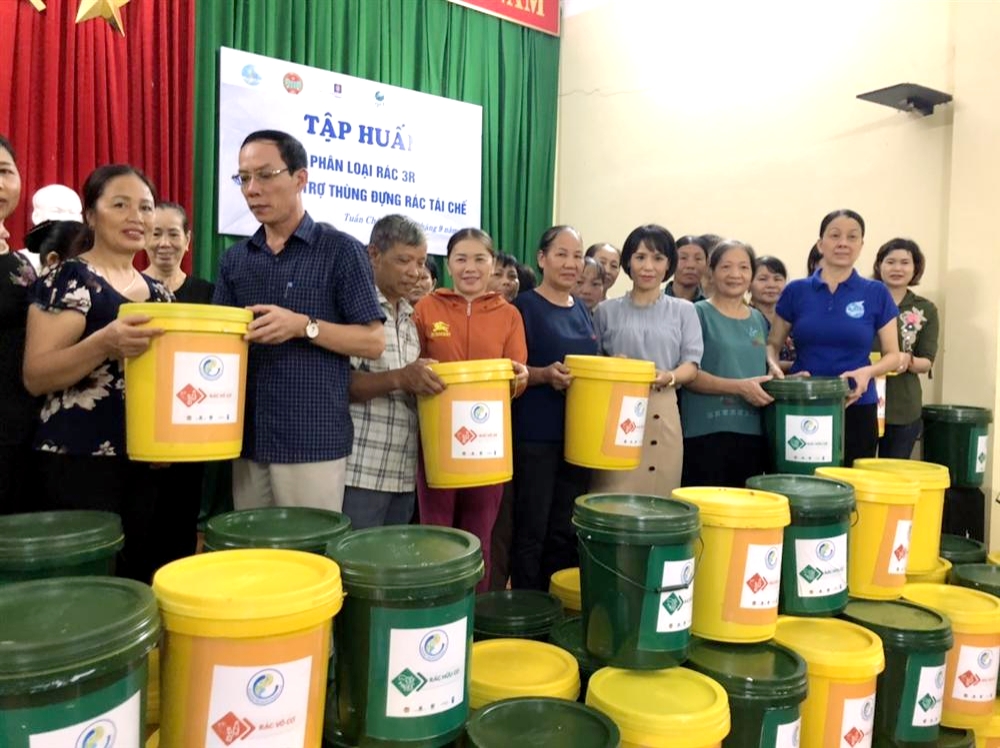 Hội LHPN tỉnh trao thùng rác tái chế cho các thành viên mô hình 