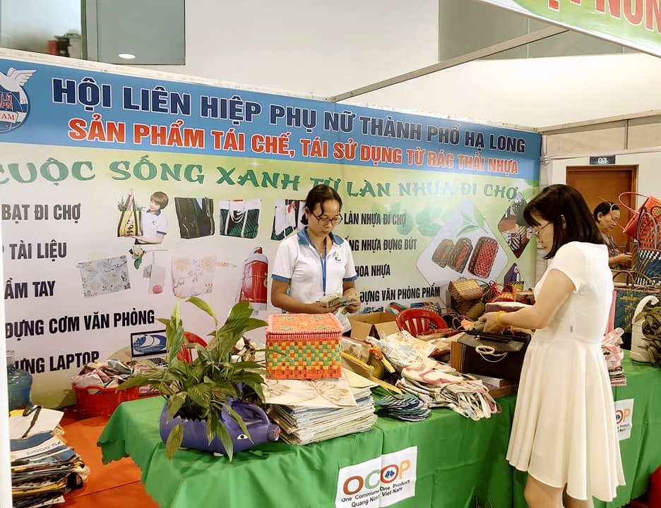 Gian hàng sản phẩm tái chế, tái sử dụng từ rác thải nhựa của Hội LHPN TP Hạ Long tại Hội chợ OCOP Quảng Ninh - Hè 2020.
