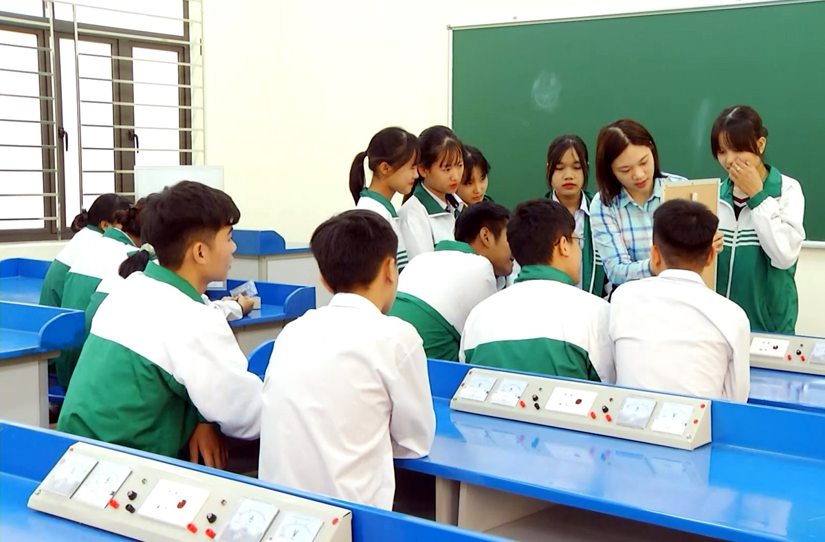 Trung tâm GDNN-GDTX TP Uông Bí , số học sinh học trung cấp đạt 100%, ngược lại số học sinh học sơ cấp chỉ có 70 học viên