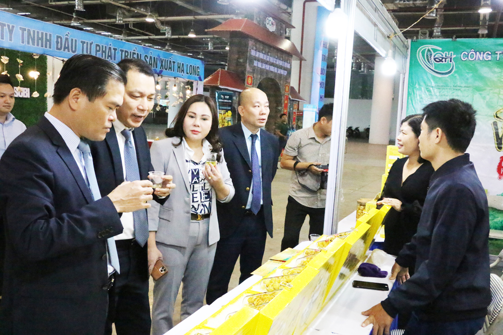 Lãnh đạo Bộ Công Thương và tỉnh Quảng Ninh tham quan khu trưng bày, giới thiệu các sản phẩm tiềm năng xuất khẩu, sản phẩm thương hiệu, sản phẩm OCOP Quảng Ninh.