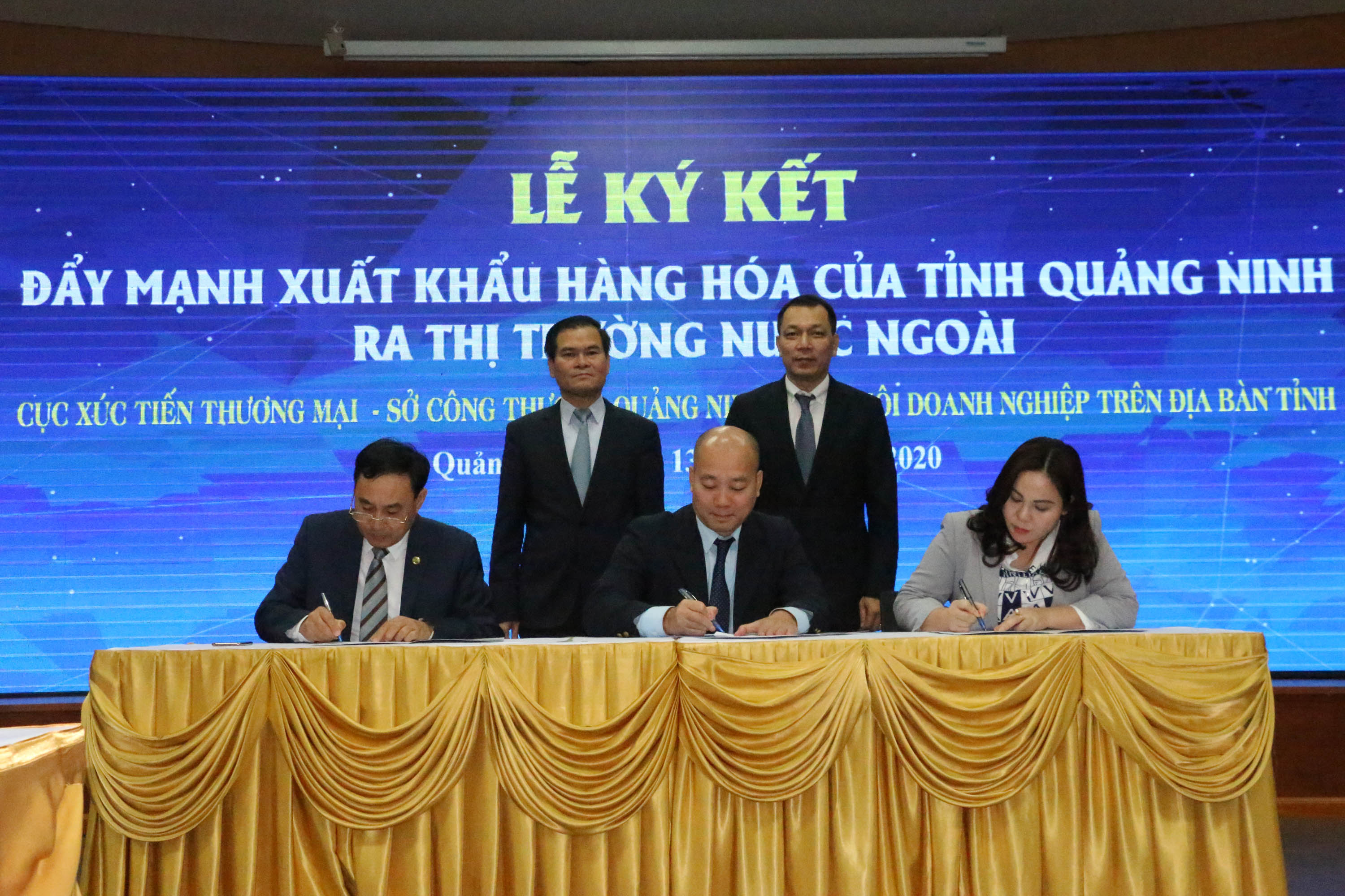 Cục Xúc tiến Thương mại, Sở Công Thương, Hiệp hội Doanh nghiệp tỉnh ký kết hỗ trợ kêu gọi đầu tư tỉnh Quảng Ninh, đặc biệt tại các KCN, KKT (tháng 11/2020).