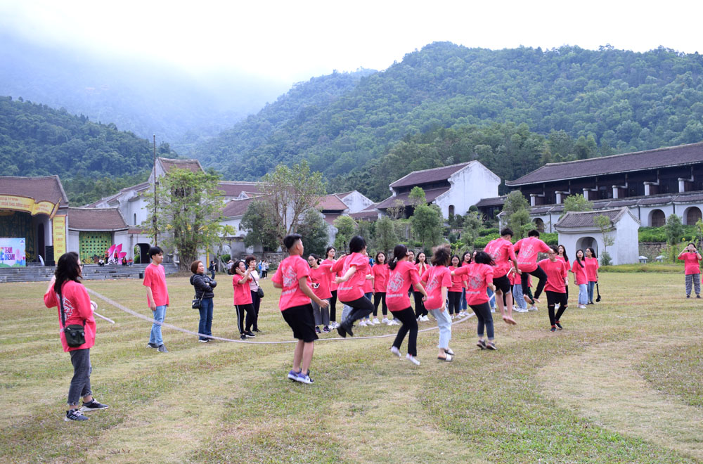 Nhảy dây tập thể, trải nghiệm team bulding của học sinh Trường THPT Phan Đình Phùng (Hà Nội) tại Yên Tử.