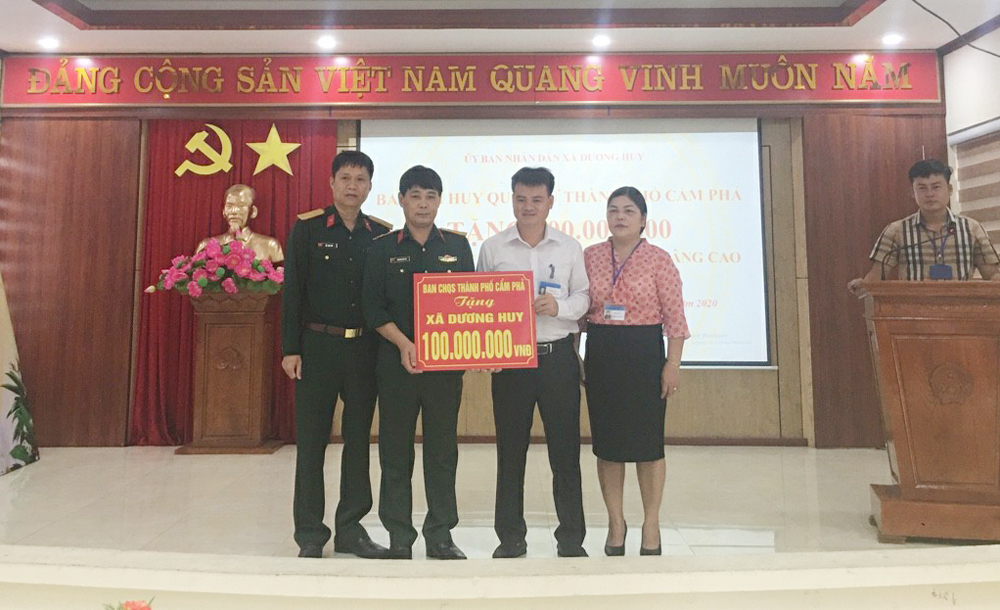 Lãnh đạo Ban CHQS thành phố Cẩm Phả trao số tiền hỗ trợ 100 triệu đồng cho xã Dương Huy.