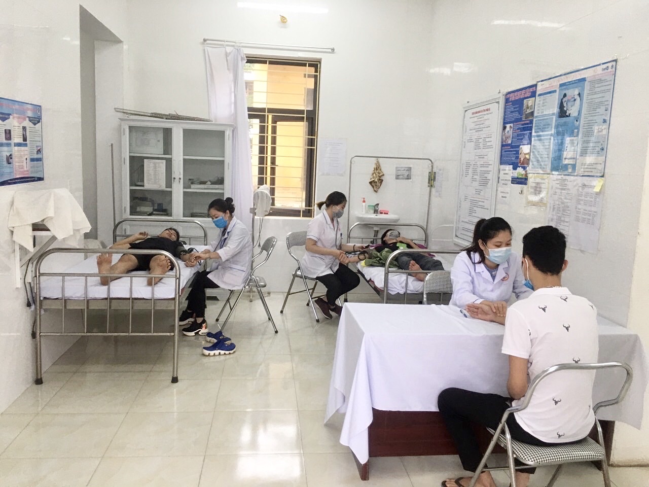 Công dân trong độ tuổi nhập ngũ khám tuyển sức khỏe tại Trạm Y tế xã Sông Khoai, Tx Quảng Yên.