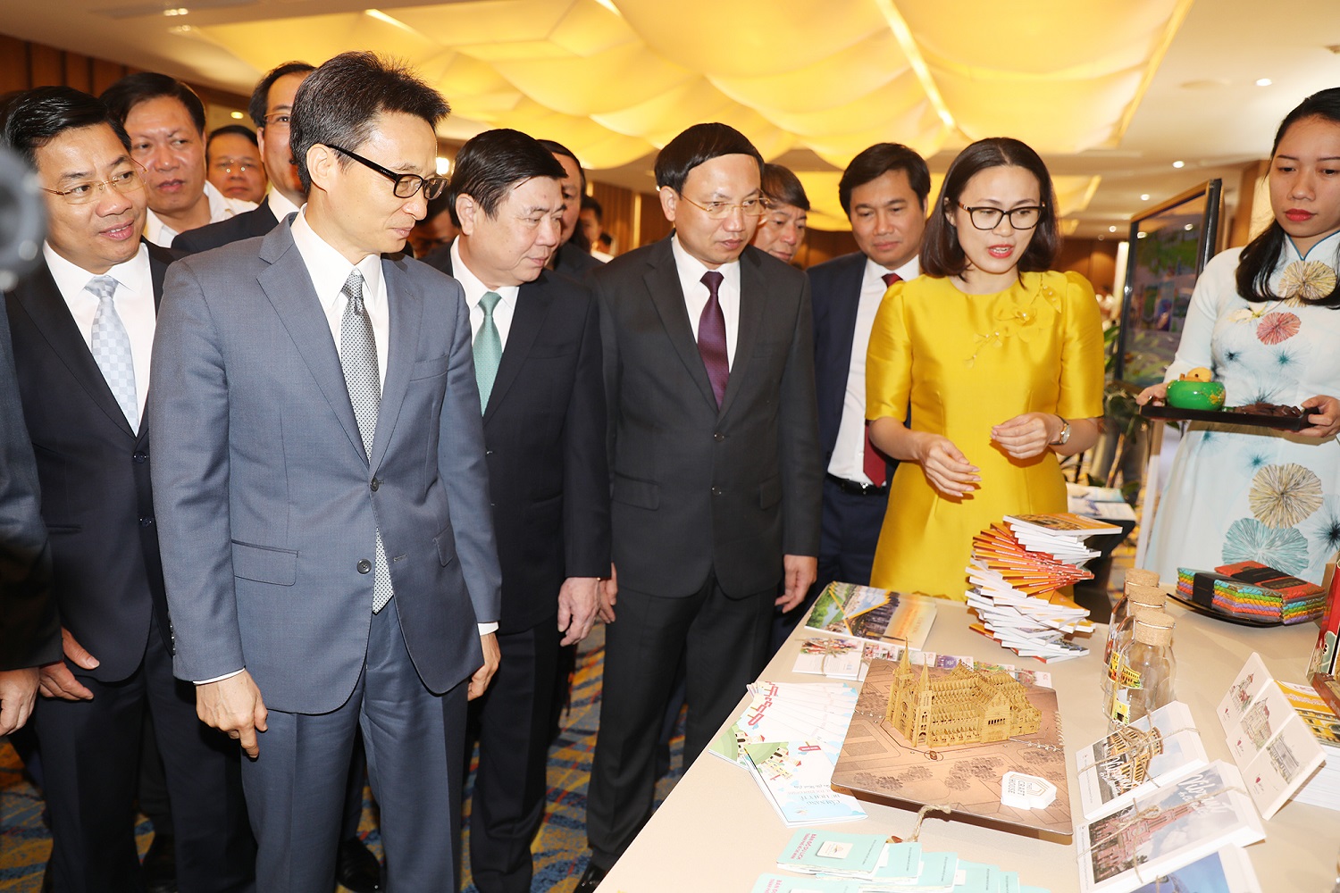 Phó Thủ tướng Chính phủ Vũ Đức Đam và lãnh đạo các địa phương tham quan gian hàng trưng bày sản phẩm du lịch trong khuôn khổ hội nghị. 