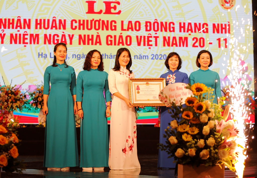 Trường Tiểu học Hạ Long đã vinh dự được Chủ tịch nước tặng thưởng Huân chương Lao động Hạng Nhì.