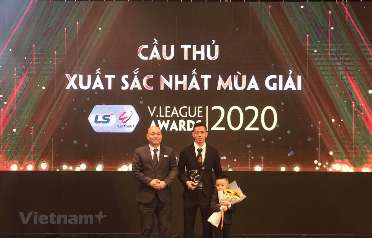 Nguyễn Văn Quyết giành giải Cầu thủ xuất sắc nhất V-League 2020. (Ảnh: CTV/Vietnam+)