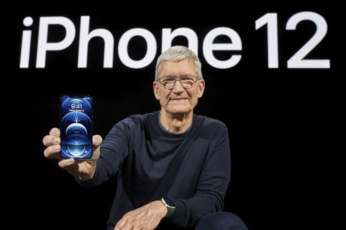 Chỉ loạt iPhone 12 mới nhận được bản cập nhật iOS 14.2.1 (Ảnh: AFP)