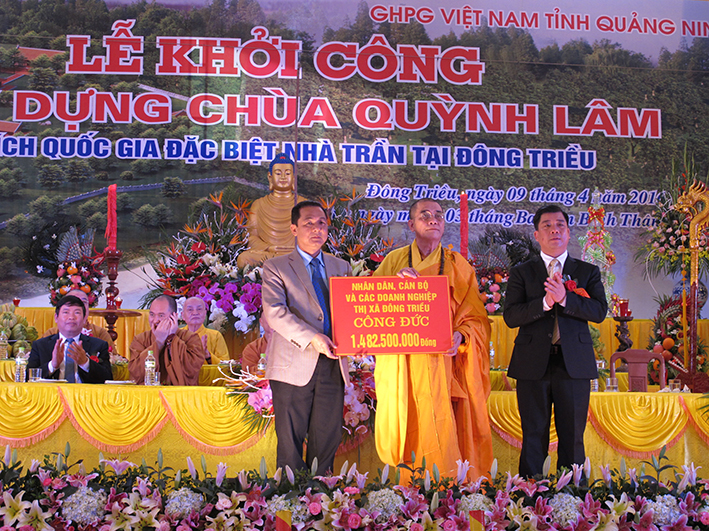 Lãnh đạo TX Đông Triều trao số tiền công đức của cán bộ, nhân dân, doanh nghiệp trên địa bàn cho trụ trì chùa Quỳnh Lâm tại lễ khởi công.