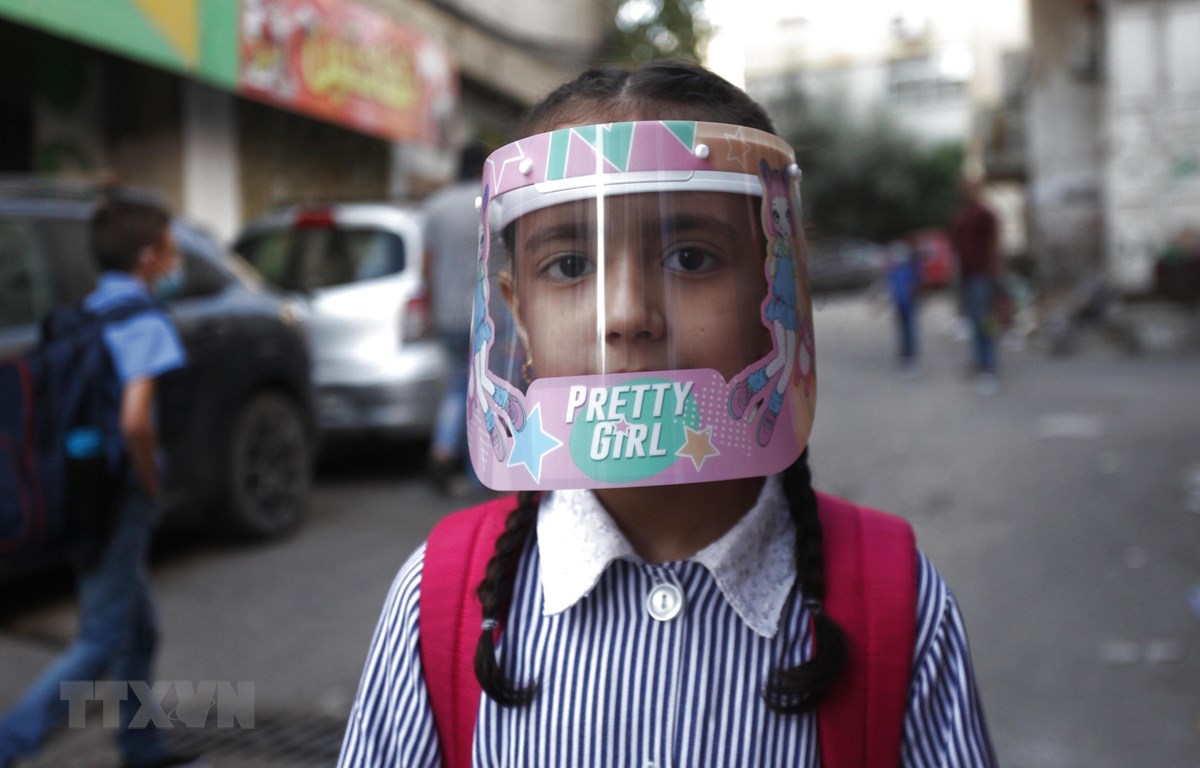 Trẻ em đeo mặt nạ bảo hộ phòng lây nhiễm COVID-19 tại trại tị nạn Al-Amari ở thành phố Ramallah, Bờ Tây, ngày 6/9/2020. (Ảnh: THX/TTXVN)