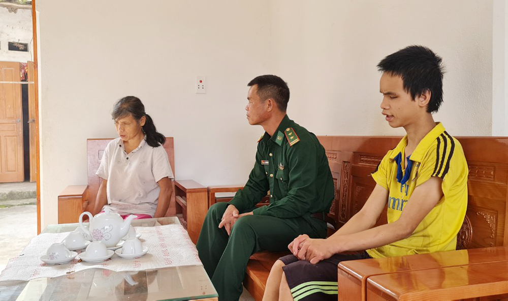 Cán bộ Đồn BPKC Hoành Mô thăm hỏi, động viên gia đình bà Ma Thị Nèo.