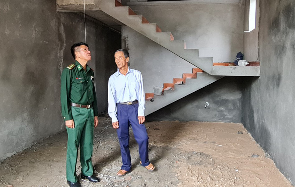 Lãnh đạo Đồn BP Trà Cổ kiểm tra tiến độ thi công nhà ở cho gia đình ông Vũ Kim Chế .