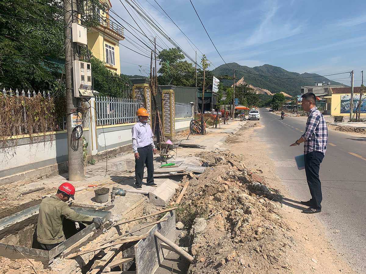 Ban Quản lý dự án đầu tư xây dựng huyện Vân Đồn nhắc nhở đơn vị thi công thực hiện nghiêm công tác đảm bảo ATGT trong quá trình thi công. 