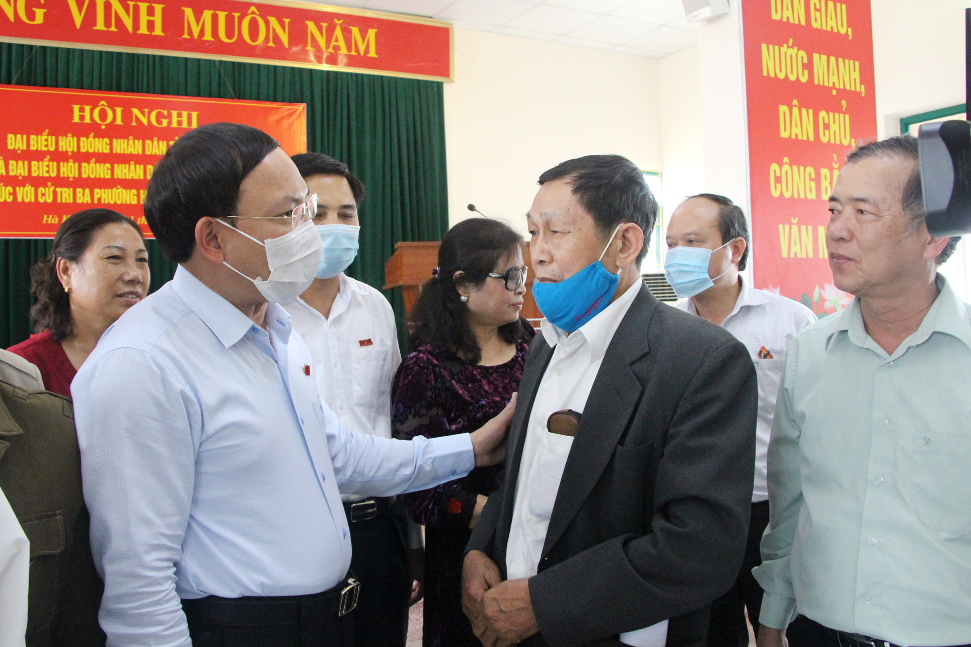 Đồng chí Nguyễn Xuân Ký, Bí thư Tỉnh ủy, Chủ tịch HĐND tỉnh, trò chuyện với các cử tri.