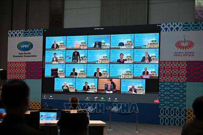 Lãnh đạo các nước thành viên APEC tham dự Hội nghị trực tuyến cấp cao APEC lần thứ 27 (trên màn hình), tại Kuala Lumpur, Malaysia, ngày 20/11/2020. Ảnh: AFP/TTXVN