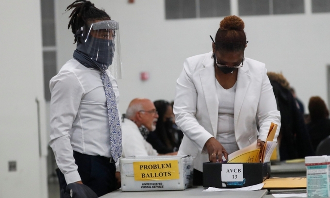 Nhân viên kiểm phiếu ở Detroit, Michigan, hôm 4/11. Ảnh: Reuters.