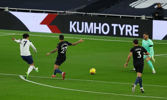 Son Heung-min mở tỷ số bằng cú sút chìm vào góc gần. Ảnh: Tottenham FC.