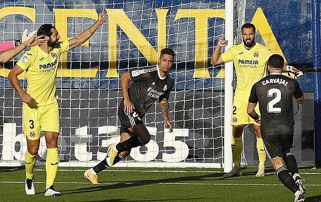 Mariano (giữa) mừng bàn mở tỷ số vào lưới Villarreal. Ảnh: Reuters.