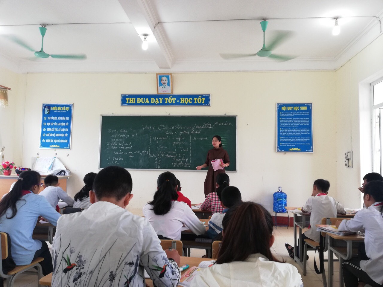 Năm học 2020-2021, cô giáo Bùi Thị Thu Hà được ngành GD&ĐT huyện Đầm Hà bố trí dạy tiếng Anh ở Trường Tiểu học Tân Bình và Tiểu học Thị trấn Đầm Hà.