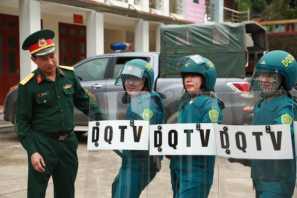 Cán bộ Ban CHQS huyện Tiên Yên huấn luyện sử dụng công cụ hỗ trợ cho lực lượng cơ động dân quân tự vệ.