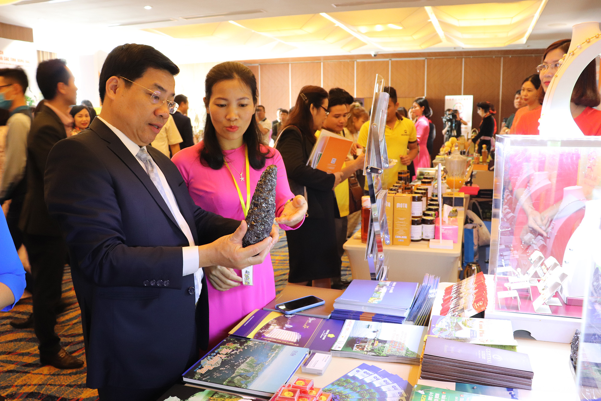 Đại biểu tham quan gian hàng của Quảng Ninh tại Hội nghị liên kết phát triển du lịch với Quảng Ninh và 7 tỉnh Đông Bắc với chủ đề 