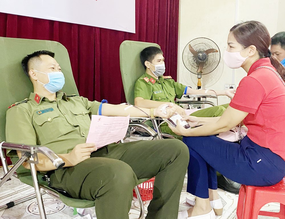 Cán bộ chiến sĩ Công an huyện Vân Đồn tham gia Ngày hội HMTN huyện Vân Đồn, tháng 8/2020.