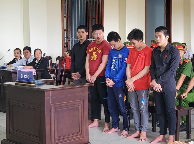 Các bị cáo An, Anh Khôi, Đạt, Hậu, Quí (từ phải sang trái) - Ảnh: Kim Hà.