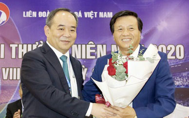 Tân Phó Chủ tịch VFF Lê Văn Thành (bên phải). (Nguồn: VFF)