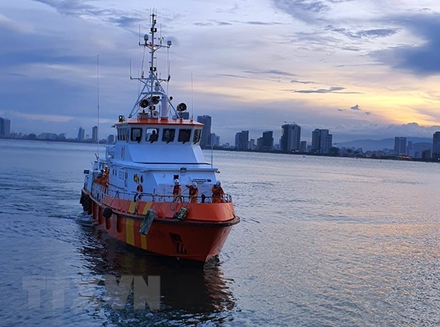 Tàu cứu nạn chuyên dụng được điều đi để tiếp nhận, đưa các ngư dân gặp nạn trên biển vào bờ. (Ảnh: TTXVN phát)