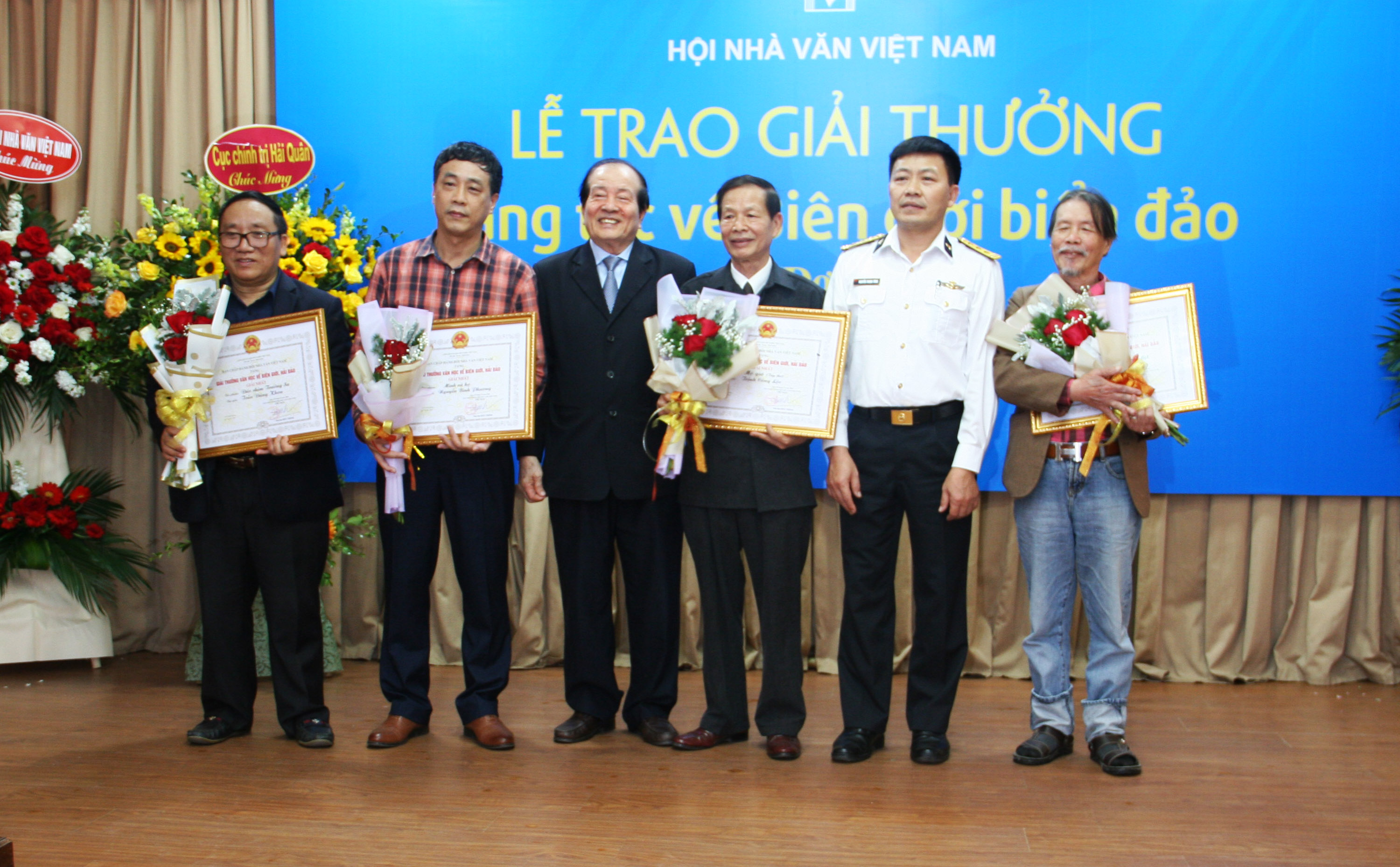 Nhà thơ Trịnh Công Lộc (thứ ba, phải sang) và các nhà văn, nhà thơ nhận giải nhất của cuộc thi.