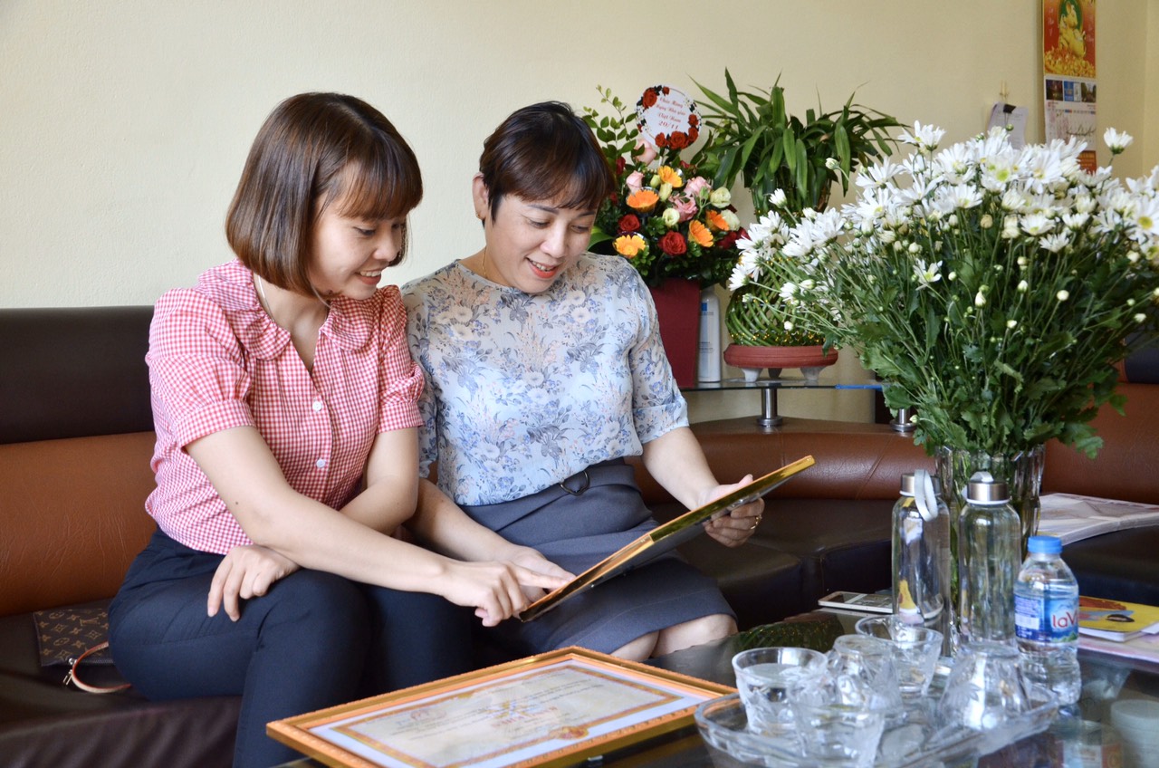Các cô trong nhóm tác giả của Trường Tiểu học Yên Giang chia sẻ với nhau niềm vui khi đạt giải cao tại cuộc thi 