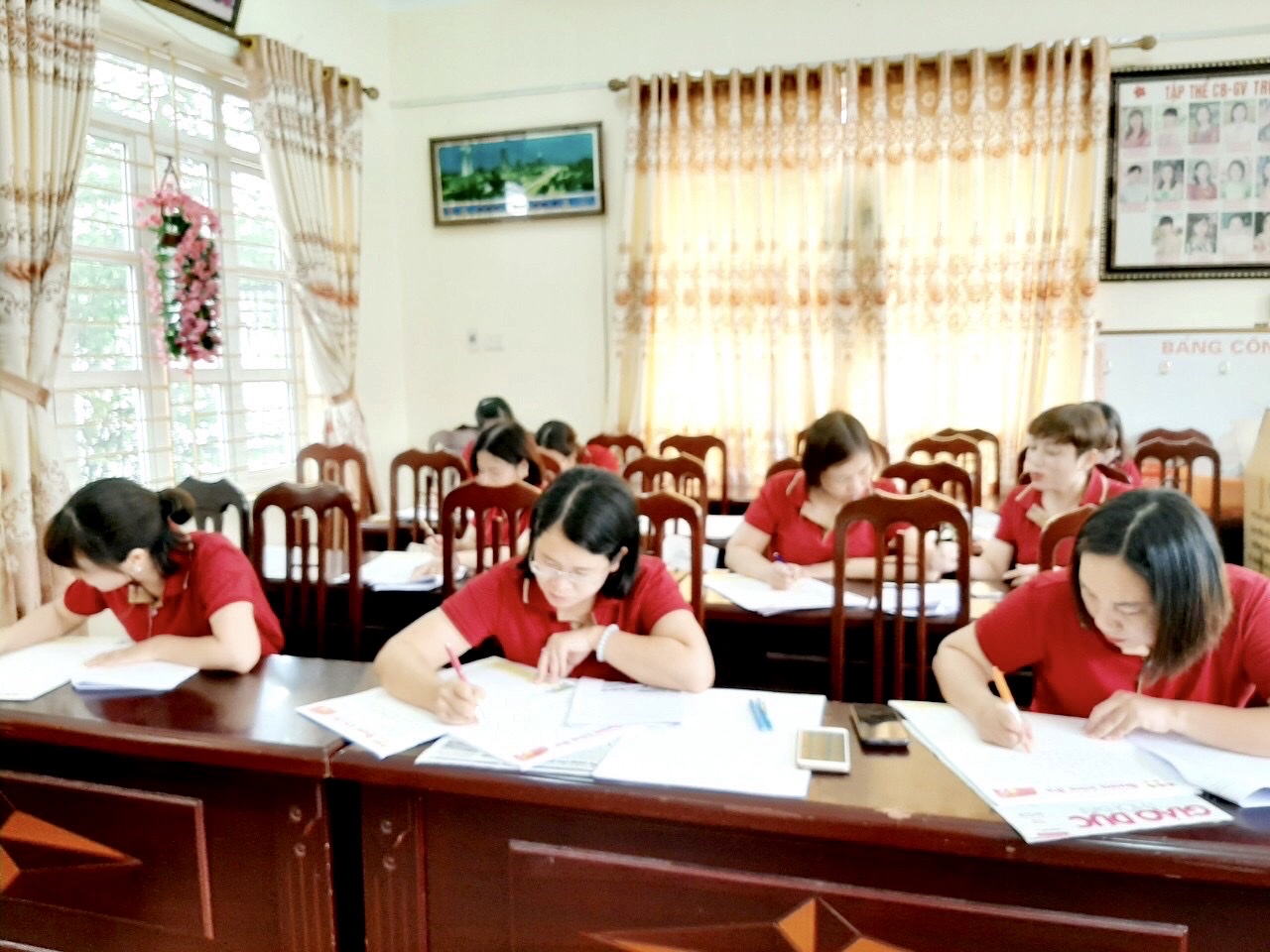Các cô giáo trường Tiểu học Yên Giang (TX Quảng Yên) hoàn thiện bài dự thi. Ảnh: nhân vật cung cấp.