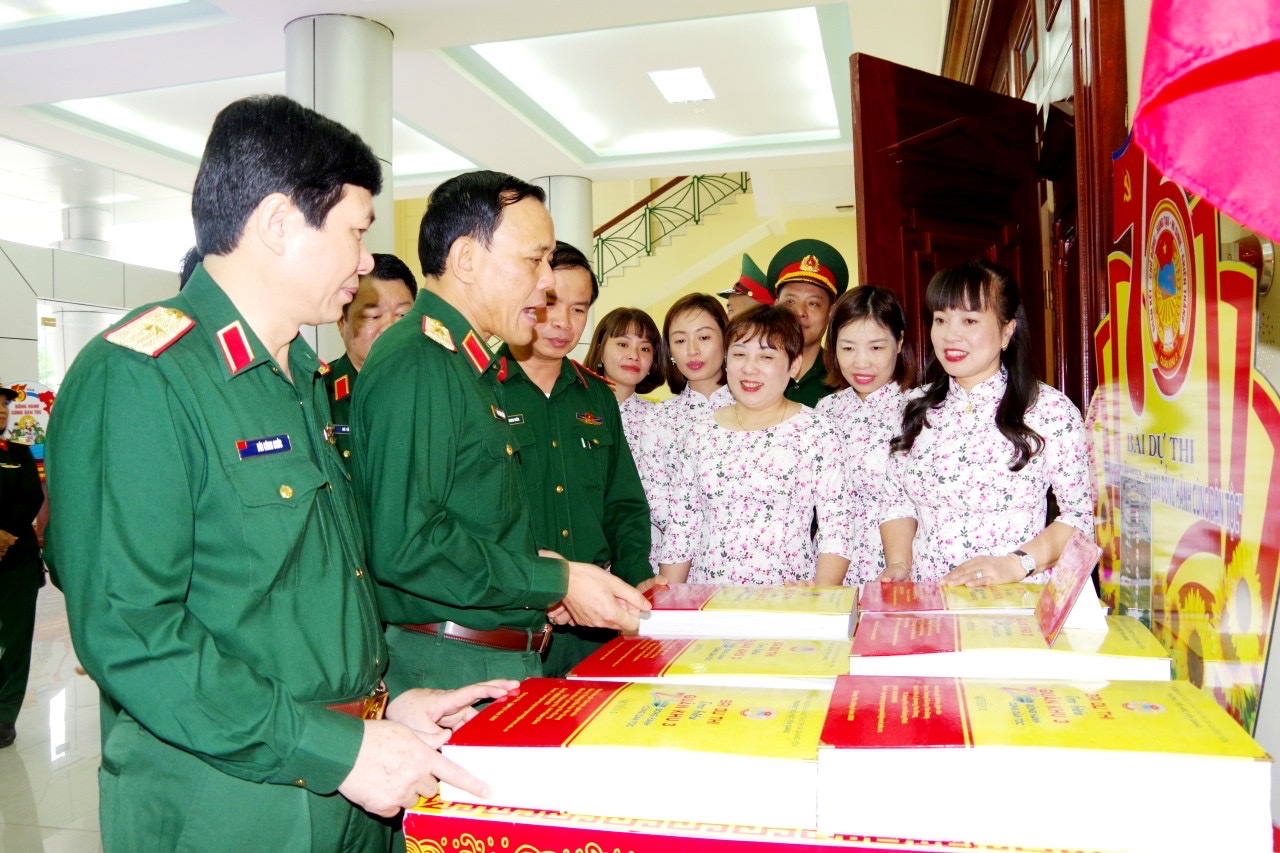 Bài dự thi của các cô giáo Trường Tiểu học Yên Giang thu hút sự quan tâm của nhiều cán bộ, chiến sĩ. Ảnh: Nhân vật cung cấp.