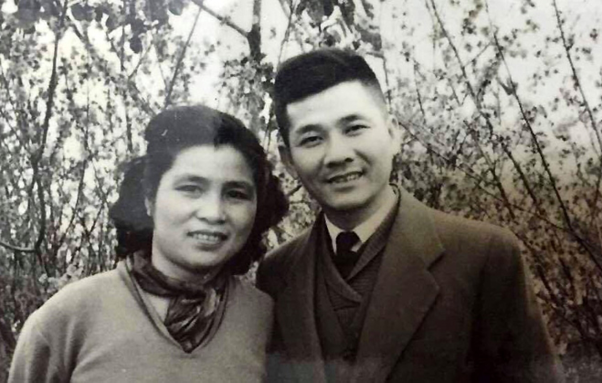  Nhà thơ Nguyễn Xuân Sanh bên vợ - nhà văn Cẩm Thạnh - năm 1961. Ảnh tư liệu.