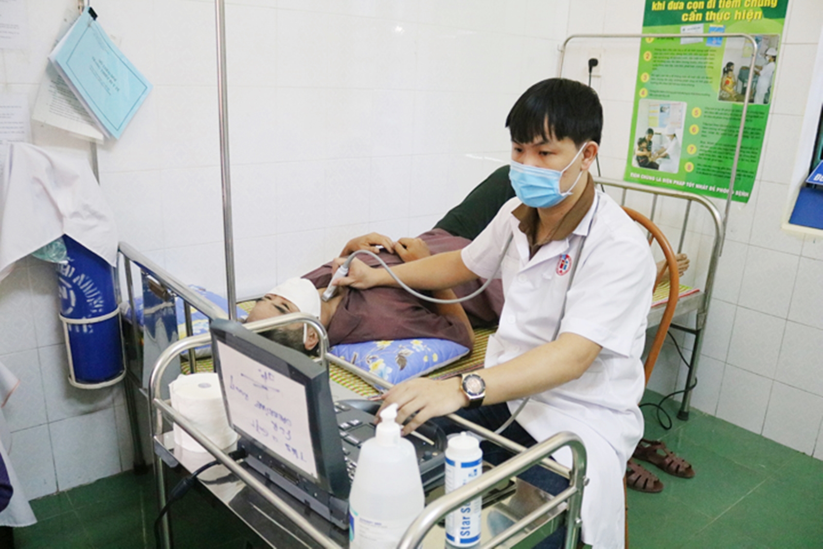các thầy thuốc Bệnh viện Việt Nam - Thụy Điển Uông Bí đã tiếp tục triển khai chuỗi chương trình khám sàng lọc, phát hiện sớm các bệnh lý thường gặp cho nhân dân Phường Quang Trung, TP. Uông Bí. 