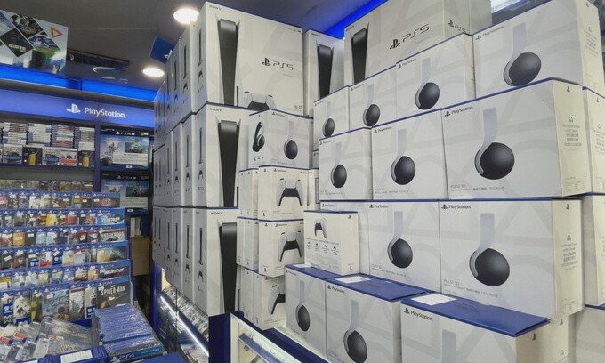 Máy PS5 được đặt trước tại cửa hàng Sony ở Hong Kong. Ảnh: SCMP.