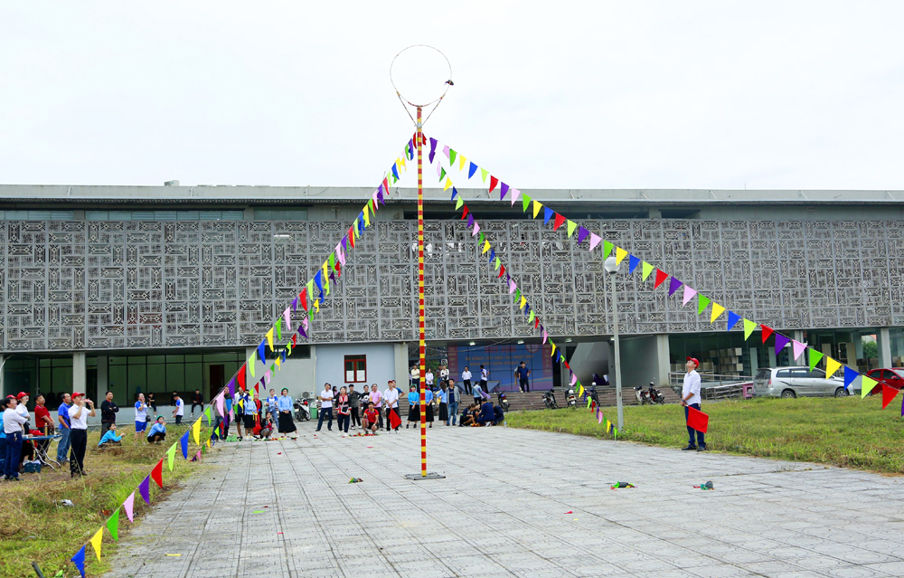 thi đấu ném còn tại sân của Trung tâm Văn hoá - Thể thao các dân tộc vùng Đông Bắc (Tiên Yên)