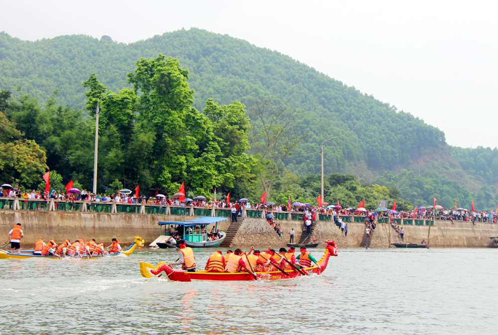 Đua thuyền rồng trên sông Ba Chẽ trong lễ hội Miếu Ông - Miếu Bà (Ba Chẽ).