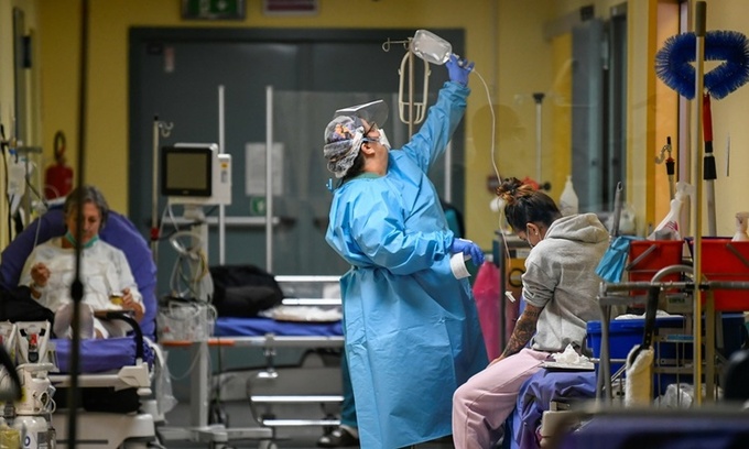 Nhân viên y tế chăm sóc cho bệnh nhân Covid-19 trong phòng cấp cứu tại bệnh viện Maggiore di Lodi ở Lodi, Italy, ngày 13/11. Ảnh: Reuters.