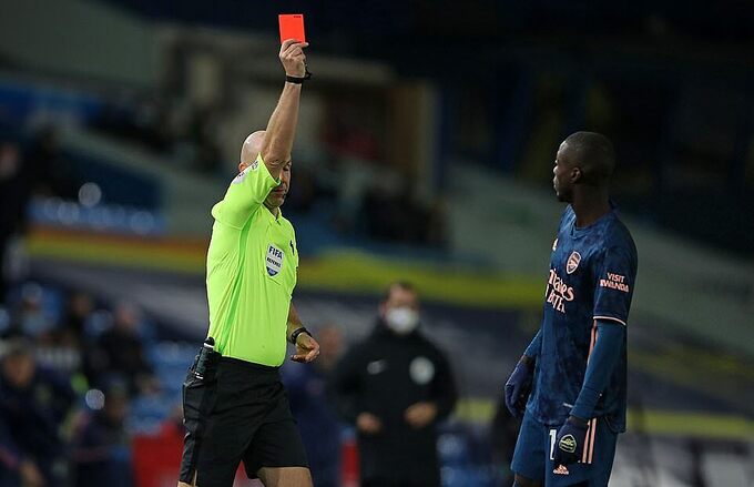 Pepe nhận thẻ đỏ của trọng tài Anthony Taylor. Ảnh: AFP.