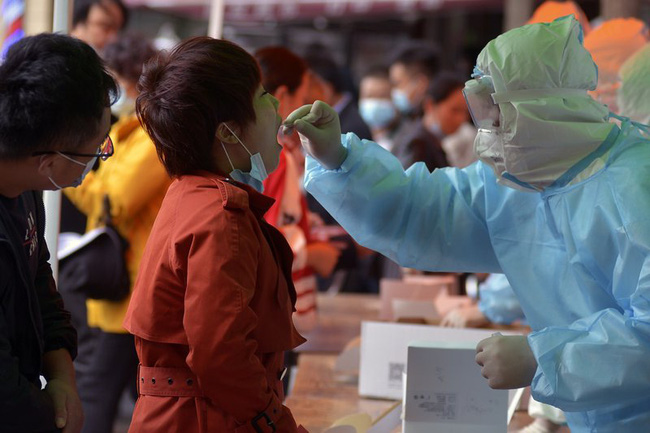 Thành phố Thiên Tân tổ chức xét nghiệm COVID-19 cho 3 triệu dân. (Ảnh: AP)
