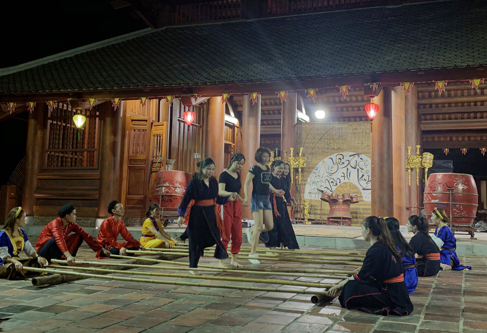Du khách tham gia trải nghiệm các trò chơi dân gian tại Khu nghỉ dưỡng Legacy Yên Tử (TP Uông Bí).