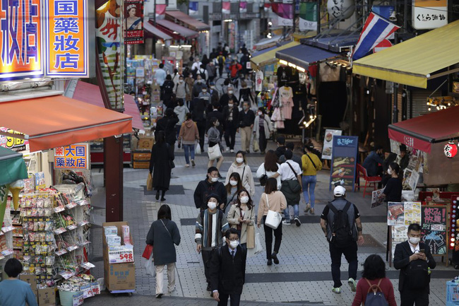 Người dân đeo khẩu trang khi đi qua phố mua sắm tại thủ đô Tokyo, Nhật Bản, ngày 19/11. Ảnh: AP