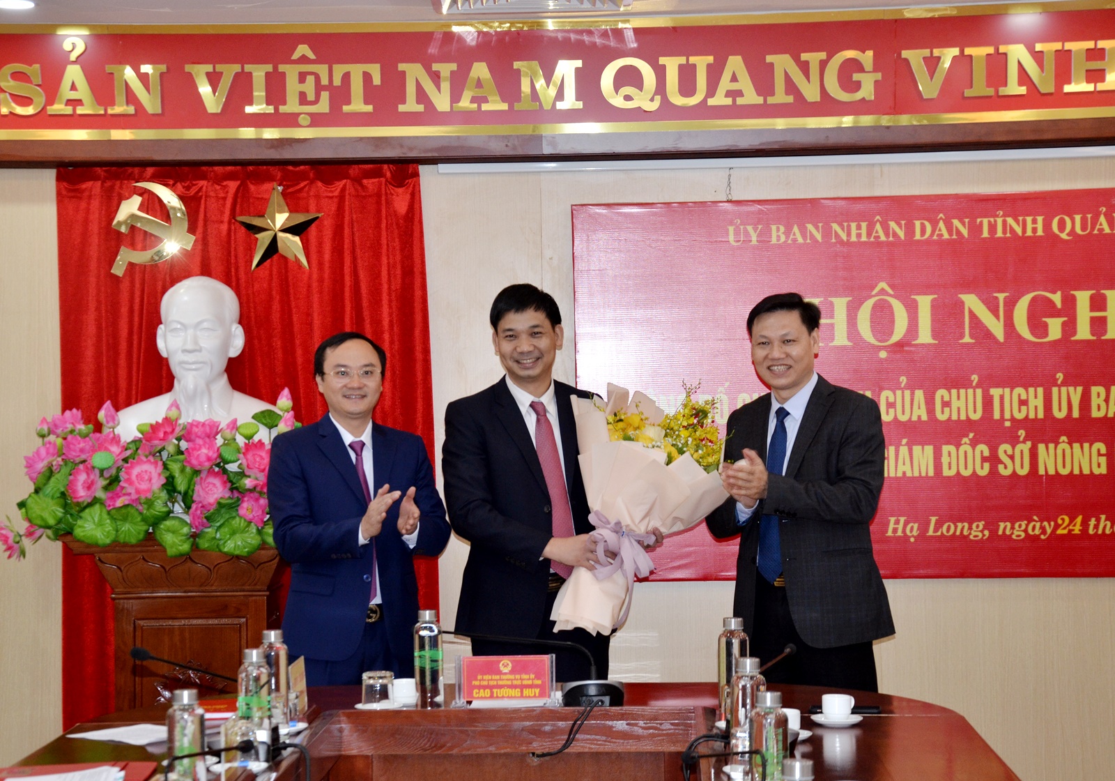 Tập thể lãnh đạo Sở NN&PTNT tặng hoa chúc mừng đồng chí Nguyễn Văn Công được