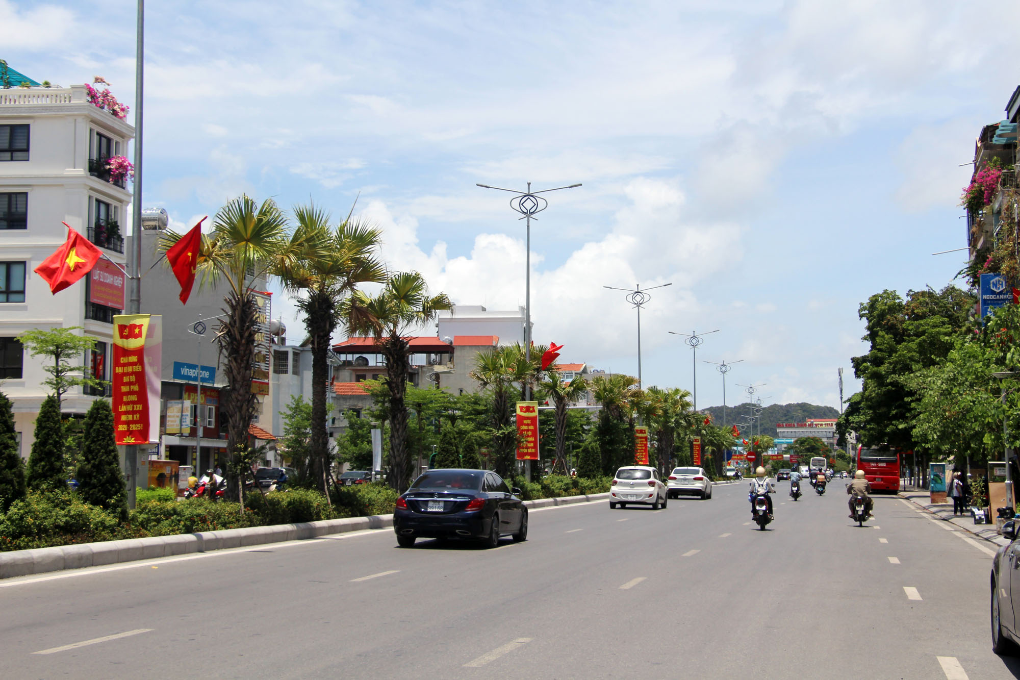 Tuyến đường Nguyễn Văn Cừ (TP Hạ Long) rộng rãi, khang trang.