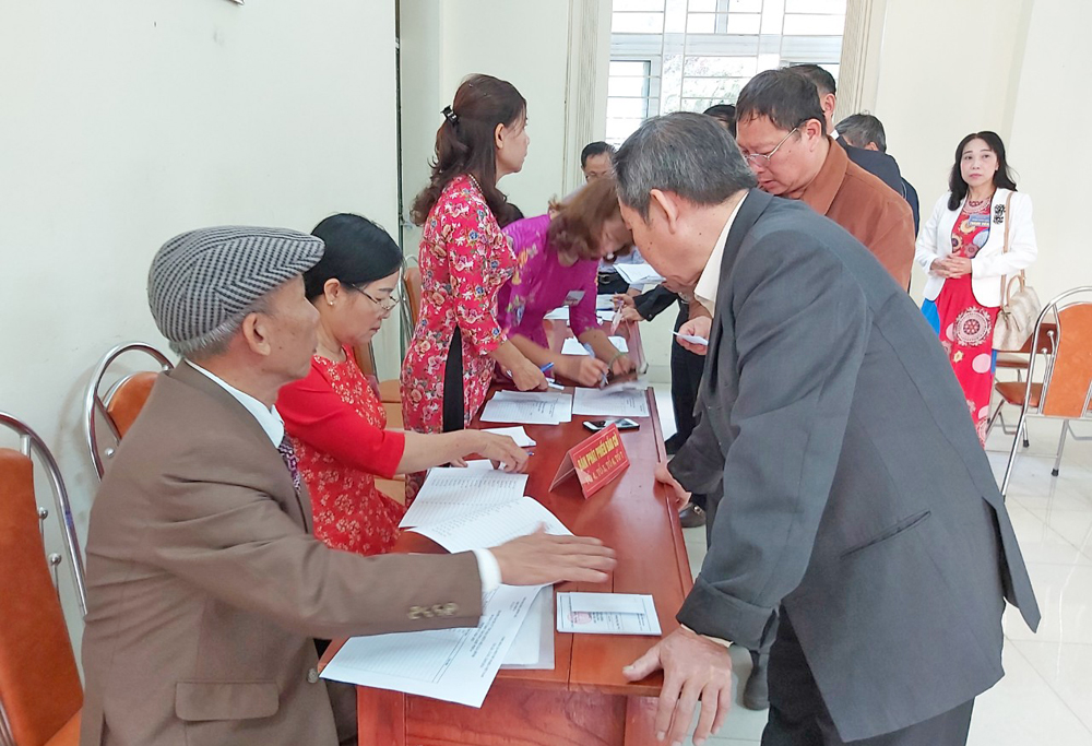 Người dân khu 6, phường Hồng Hà đăng ký bầu trưởng khu vào ngày 5/1/2020 tại Nhà văn hóa khu 6.