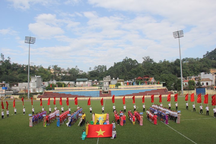 Các đội thực hiện nghi thức chào cờ.