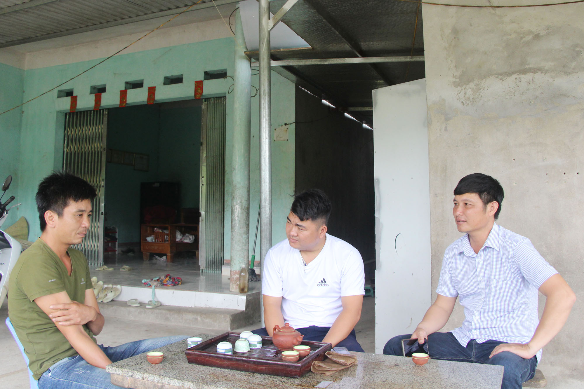 Cán bộ xã Quảng Sơn và thôn Pạc Này trò chuyện, nắm bắt tình hình nhân dân trong thôn.