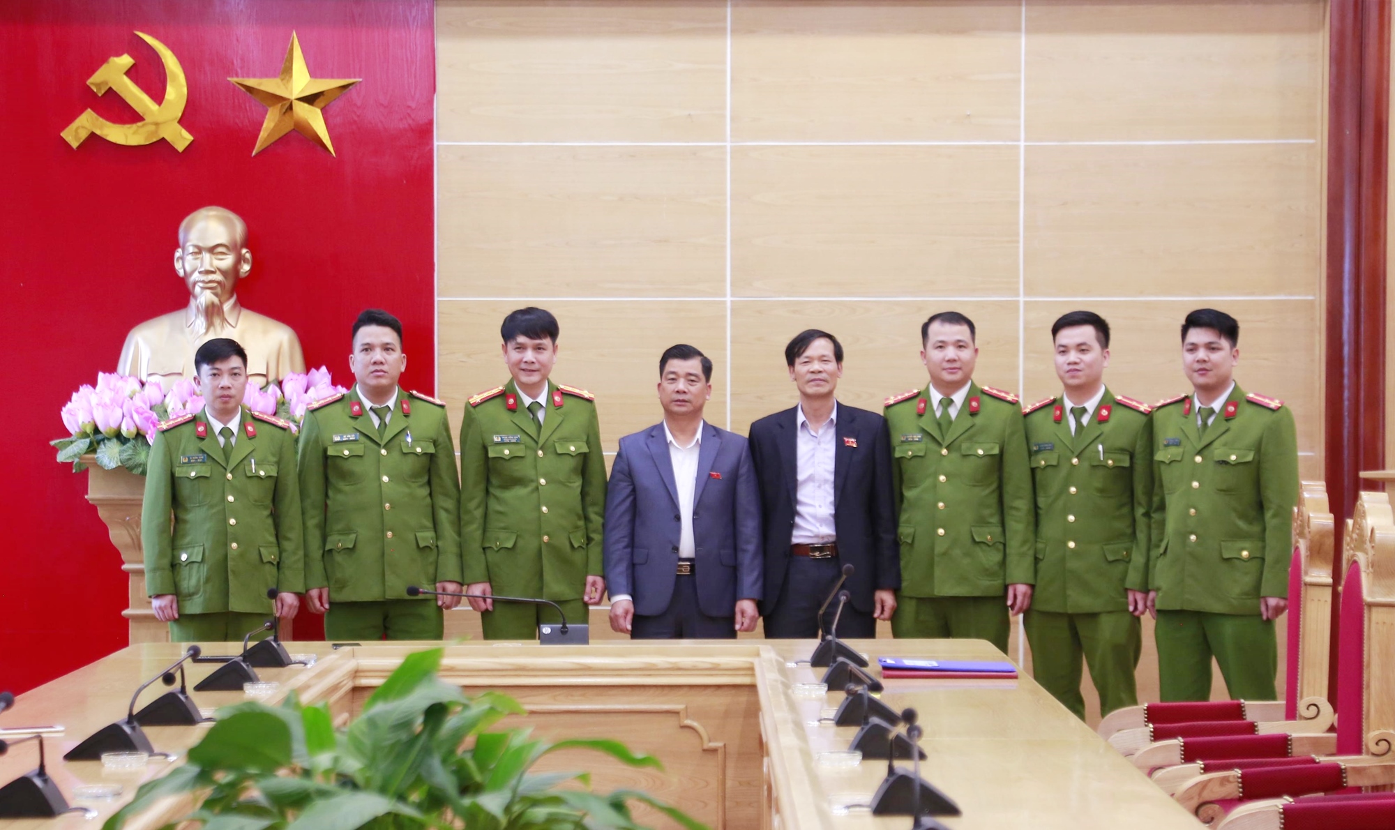 Lãnh đạo huyện Tiên Yên và Công an huyện chụp ảnh lưu niệm cùng các đồng chí trưởng công an xã, tháng 12/2019.